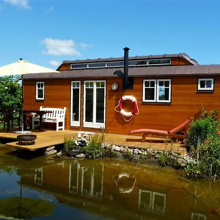Holiday home Kapitanshaus Zirkuswagen Am See *