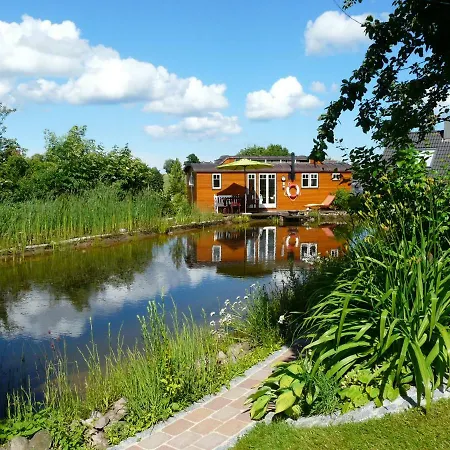 Holiday home Kapitanshaus Zirkuswagen Am See