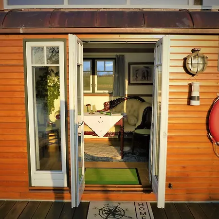 Kapitanshaus Zirkuswagen Am See Holiday home