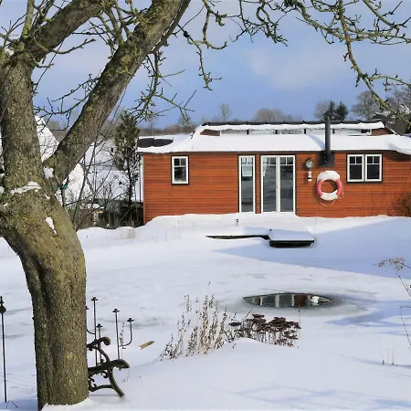 Kapitanshaus Zirkuswagen Am See Holiday home